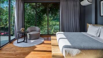 Premium villa | Lakens van Egyptisch katoen, luxe beddengoed, een minibar