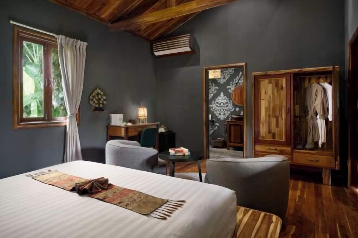 1 bedroom, memory-foam beds, minibar, in-room safe