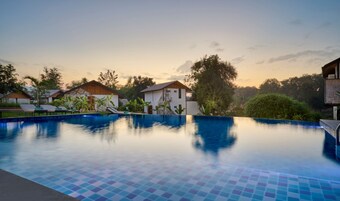 2 piscinas al aire libre, camas de piscina gratis, sombrillas