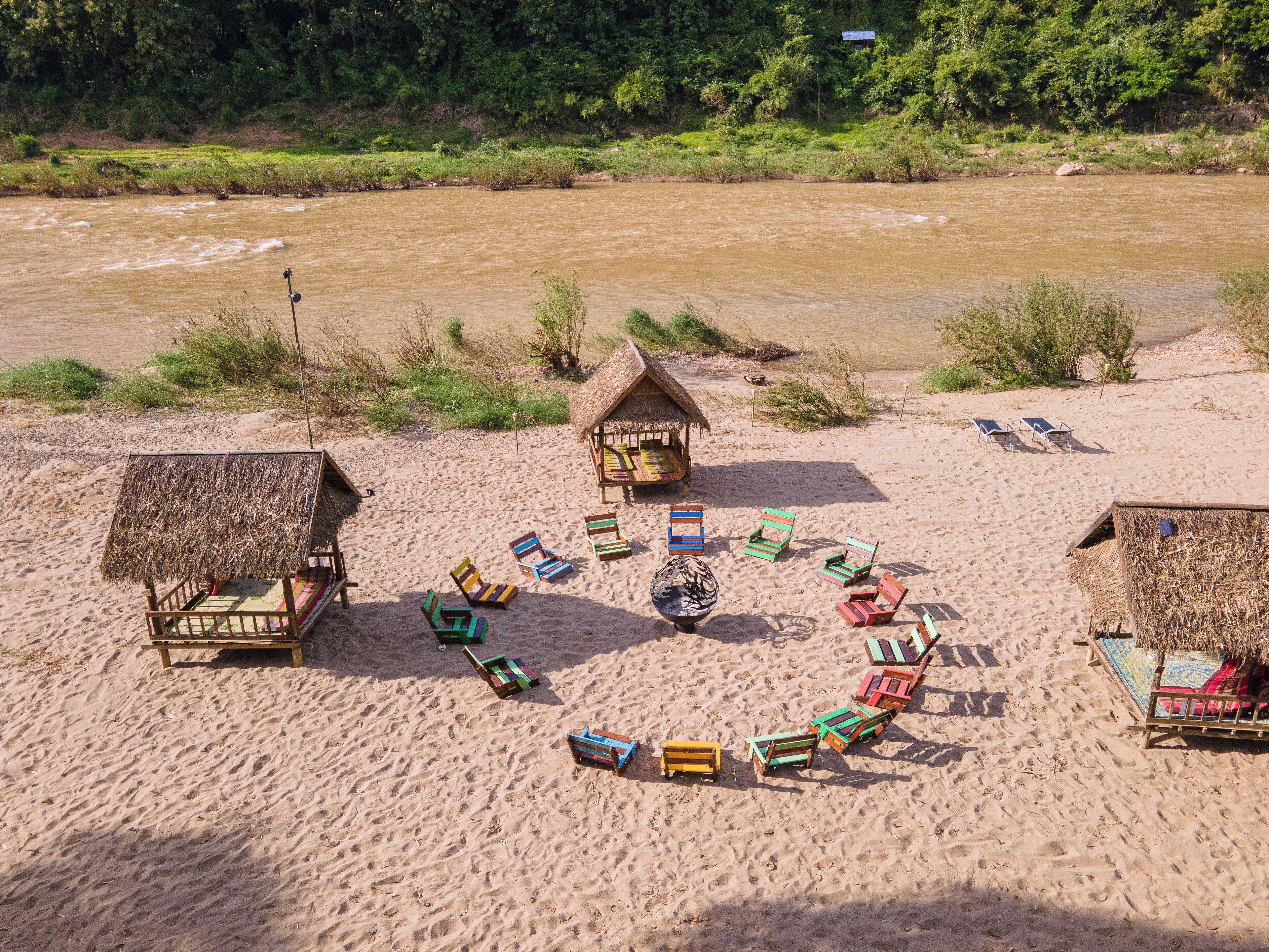 Pantai pribadi, pasir putih, dan rumah kecil pinggir pantai gratis