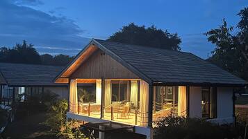 Panorama huisje, 1 kingsize bed, uitzicht op tuin | 1 slaapkamer, lakens van Egyptisch katoen, luxe beddengoed, een minibar