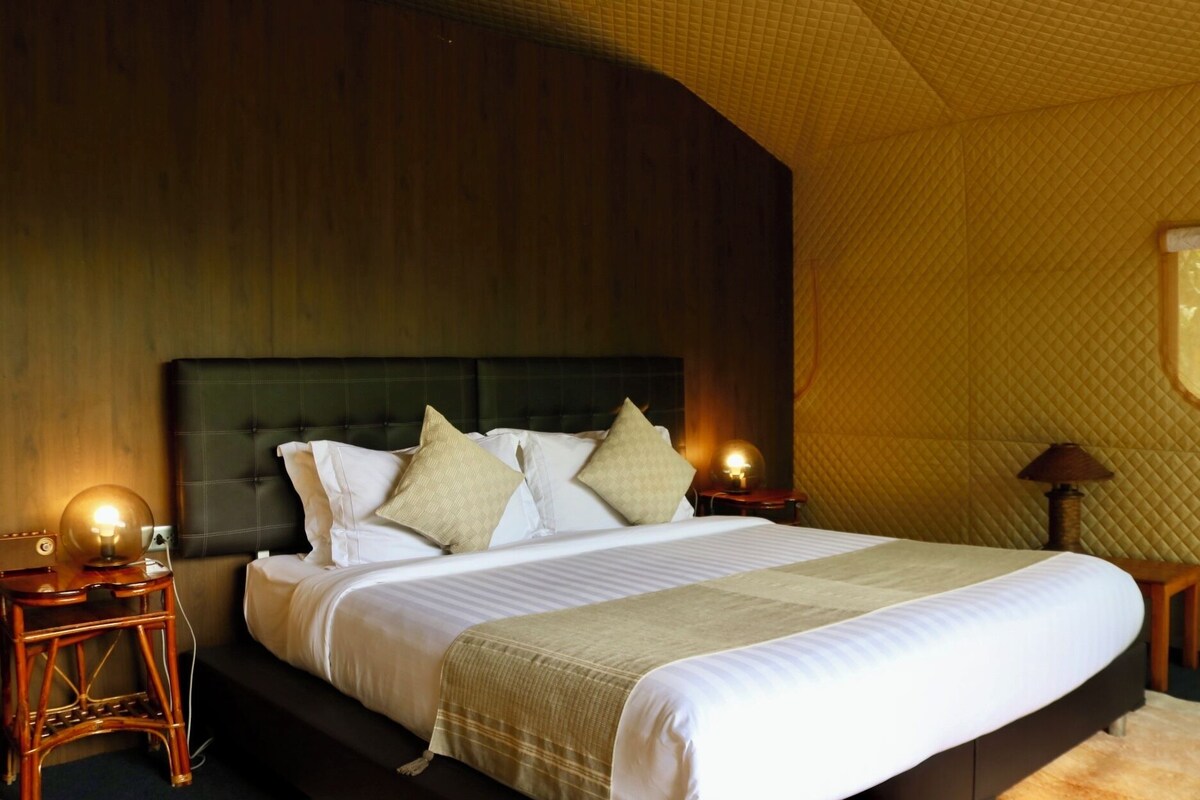 The Namkhan Glamping | Bettwäsche aus ägyptischer Baumwolle, hochwertige Bettwaren, Minibar