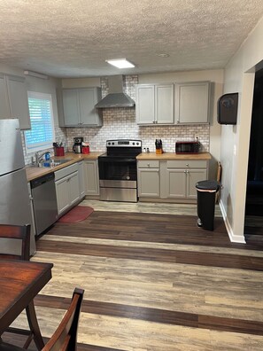 Een koelkast, een microgolfoven, een oven, een kookplaat