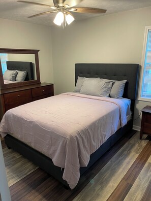 4 多间卧室、熨斗/熨衣板、床单