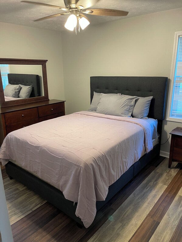 4 عدّة غرف نوم ومكواة/لوح كي وملاءات أسرّة