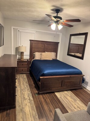 4 bedrooms, iron/ironing board, bed sheets - RElax, & BeComfortable (Snellville)