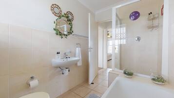 Căn hộ phong cách cổ điển, 2 phòng ngủ | Phòng tắm | Bồn tắm và buồng tắm vòi sen riêng, bồn tắm ngâm