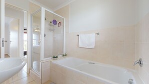 Classic-Apartment, 2 Schlafzimmer | Badezimmer | Badewanne und Dusche (separat), Komfortbadewanne