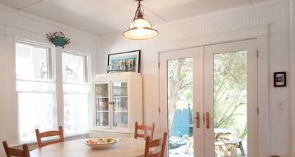 Nauti tämä romanttinen puutarha mökki, jossa katettu kuistia, kannella, ja tilava seulotaan kuisti.