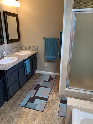 Ducha, bañera de hidromasaje, secador de pelo y toallas