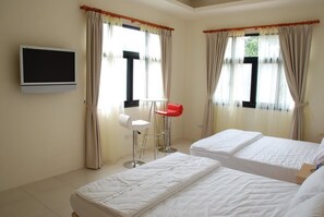 Quadruple Room | Desk, soundproofing, rollaway beds, free WiFi