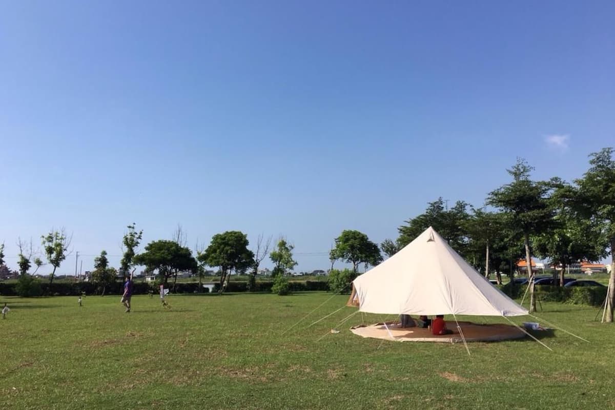 露營地 (僅提供場地，需自備帳篷及露營設備) | 書桌、隔音、摺床/加床 (收費)、免費 Wi-Fi