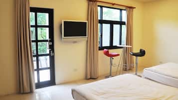 Quadruple Room | Meja, kalis bunyi, katil lipat simpan/tambahan, Wi-fi percuma