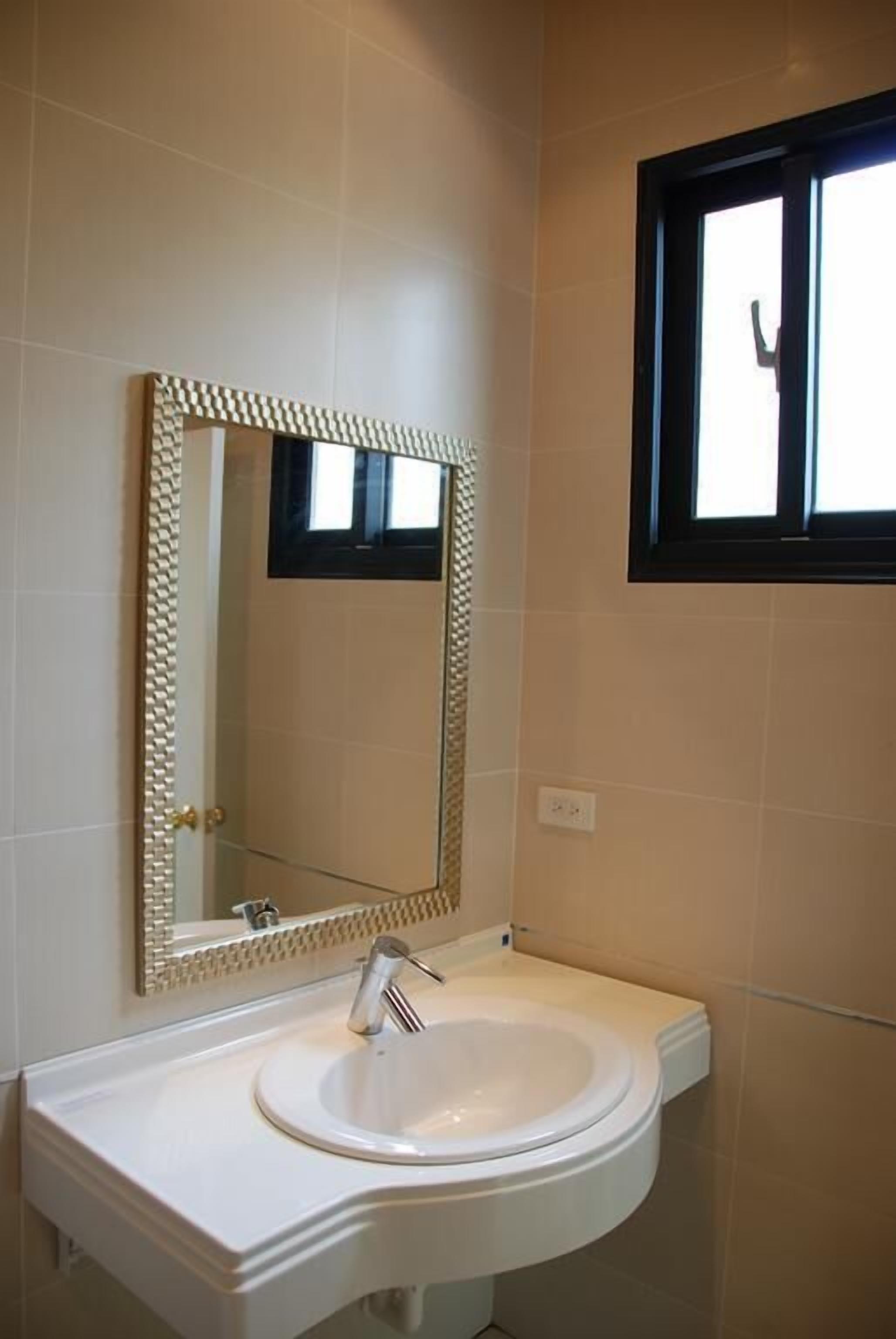 Quadruple Room | Bathroom sink