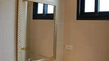 Quadruple Room | Bathroom sink