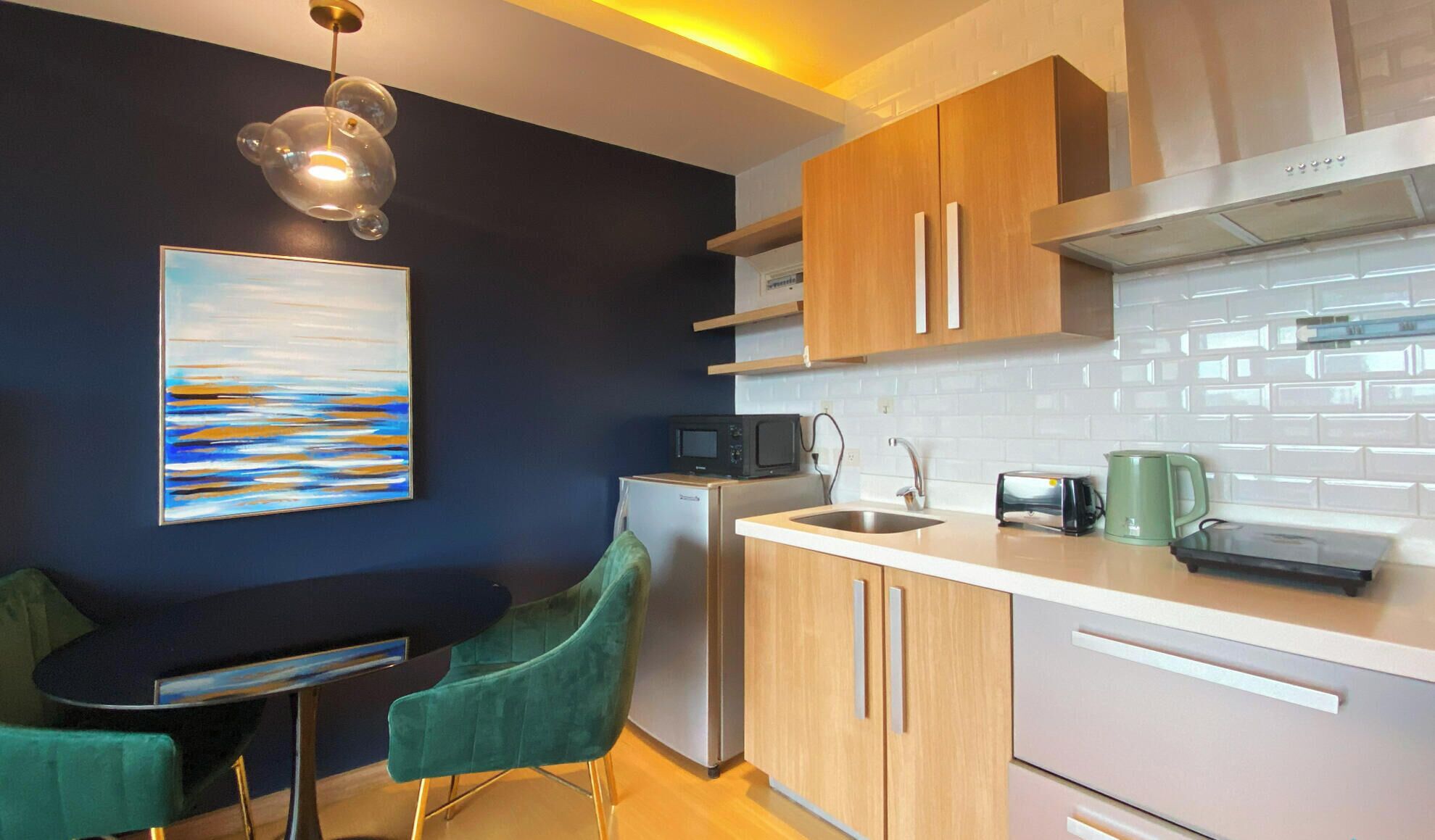 Comfort Studio Suite | Private kitchen | Full-size fridge, microwave, stovetop, rice cooker