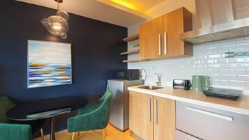 Comfort Studio Suite | Private kitchen | Full-size fridge, microwave, stovetop, rice cooker