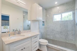Shower, hair dryer, shampoo - Funky | Whimsical |Steps from Highland Park (Dallas)