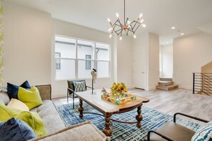 TV - Funky | Whimsical |Steps from Highland Park (Dallas)