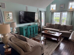 Smart-TV, DVD-Player, Stereoanlage, Arbeitsbereiche