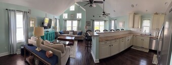 By the Bay Beautiful and Quiet 4 Bedroom Shore House with Fenced In Back Yard