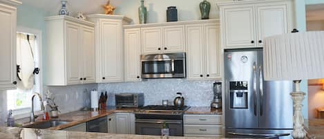 Private kitchen | Fridge, microwave, oven, stovetop