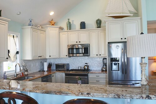 By the Bay Beautiful and Quiet 4 Bedroom Shore House with Fenced In Back Yard