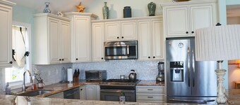 By the Bay Beautiful and Quiet 4 Bedroom Shore House with Fenced In Back Yard