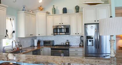 By the Bay Beautiful and Quiet 4 Bedroom Shore House with Fenced In Back Yard