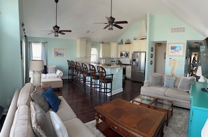 Smart TV, lettore DVD, impianto stereo, studio