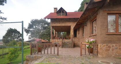 Cabaña con grandes espacios de jardin para relajamiento