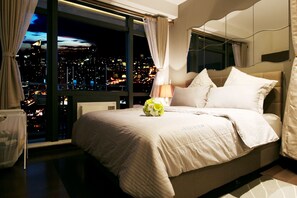 Tabla de planchar con plancha, wifi gratis y ropa de cama