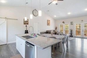 冷蔵庫、電子レンジ、オーブン、コンロ