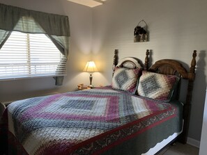 2 slaapkamers, een strijkplank/strijkijzer, gratis wifi, beddengoed