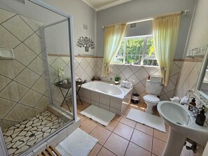 Luxury Double Room | Bathroom | Designer toiletries, towels, shampoo, toilet paper - Hillton Manor Guest House (Richards Bay)