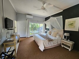 奢华双人房 | 高档床上用品、客房内保险箱、特色装修、特色家居