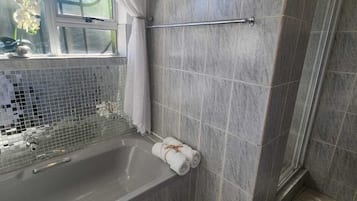 Dobbeltrom – deluxe | Bad | Designertoalettartikler, håndklær, sjampo og toalettpapir