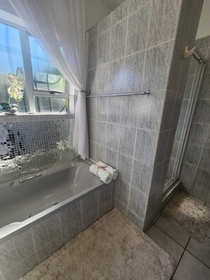 Deluxe Double Room | Bathroom | Designer toiletries, towels, shampoo, toilet paper - Hillton Manor Guest House (Richards Bay)