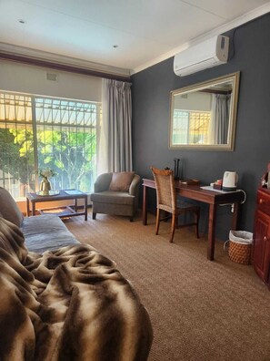 Luxury-Doppelzimmer | Wohnbereich | Smart-TV, Netflix, Bücher, Streaming-Dienste