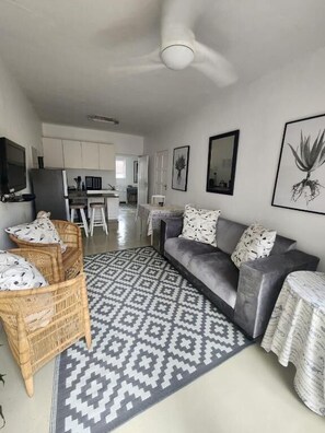 Basic Apartment | Living area | Smart TV, streaming services - Hillton Manor Guest House (Richards Bay)