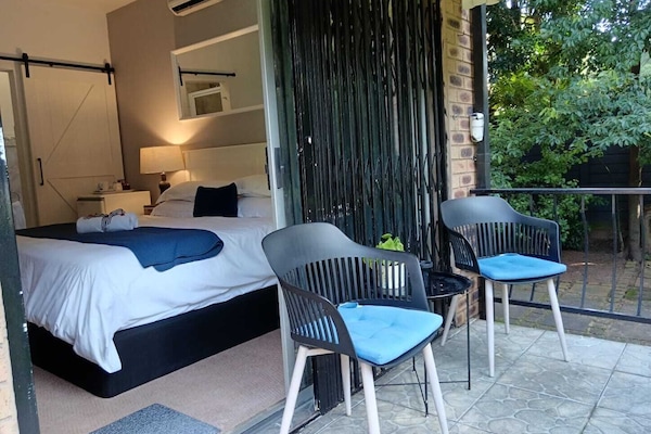 Standard Double Room | Peralatan tempat tidur premium, peti besi dalam bilik