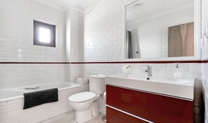 Duschwanne, Haartrockner, Handtücher, Toilettenpapier