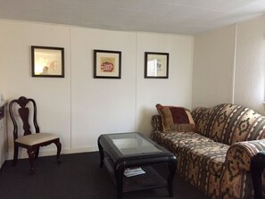 Télévision, lecteur de DVD, livres