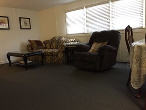 Télévision, lecteur de DVD, livres