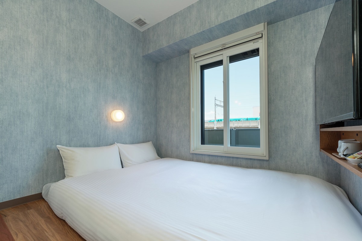 Down comforters, in-room safe, desk, free WiFi