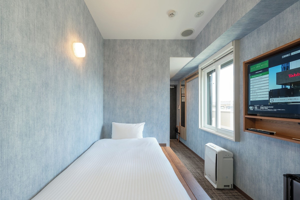 Down comforters, in-room safe, desk, free WiFi