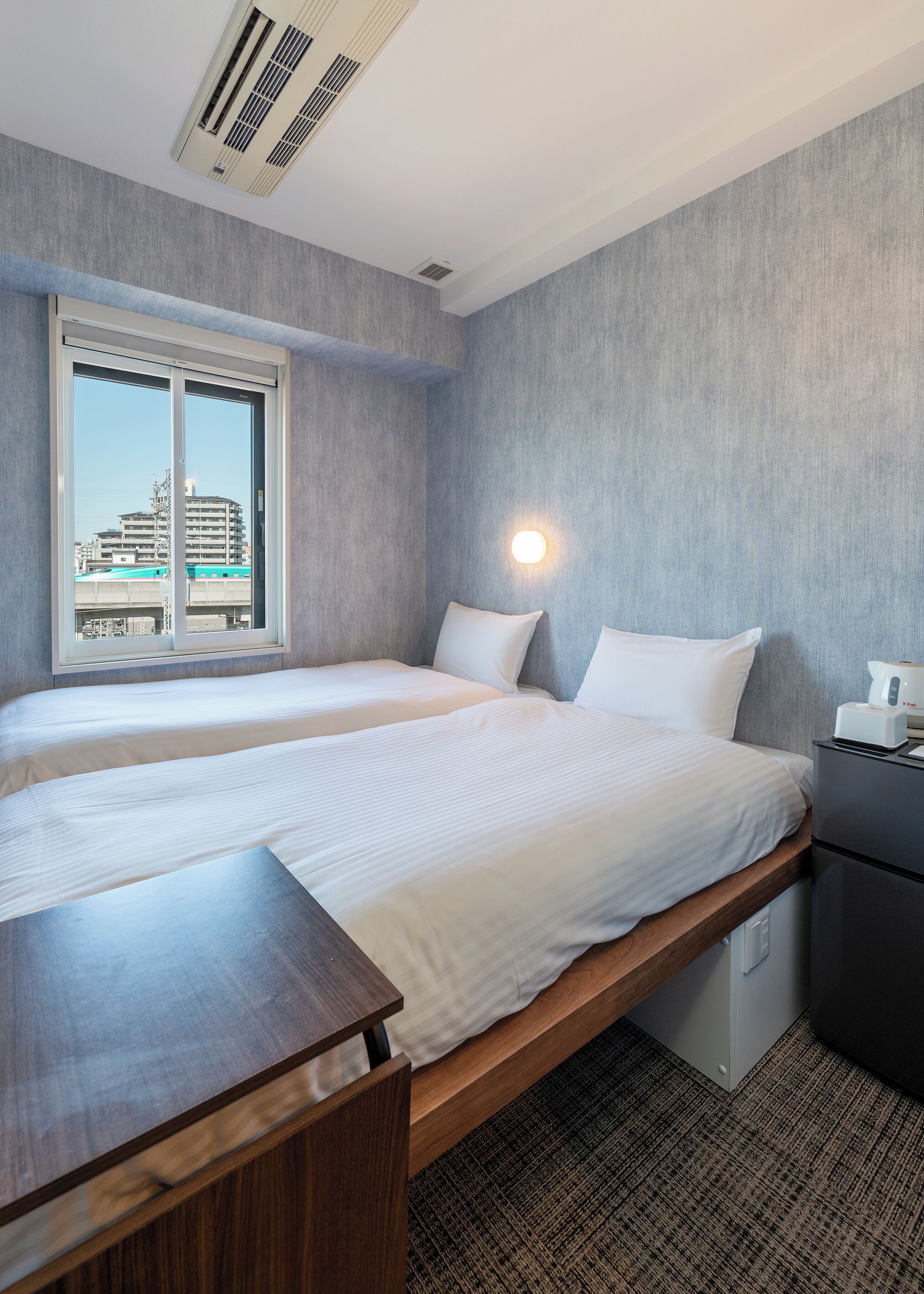 雙床房 | 羽絨被、房內夾萬、書桌、免費 Wi-Fi