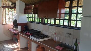 Astianpesukone, kahvin-/teenkeitin, keittoastiat/astiat/ruokailuvälineet