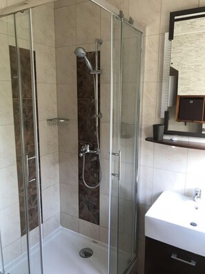 Ensemble douche/baignoire, sèche-cheveux, serviettes fournies