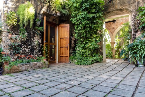 300 year old colonial mansion one block from the town square